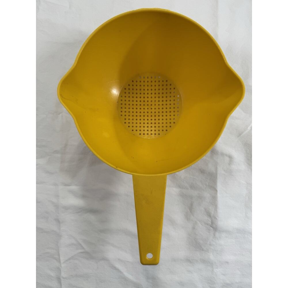 Vintage Tupperware Yellow 2 quart Kitchen Colander Strainer W/Handle